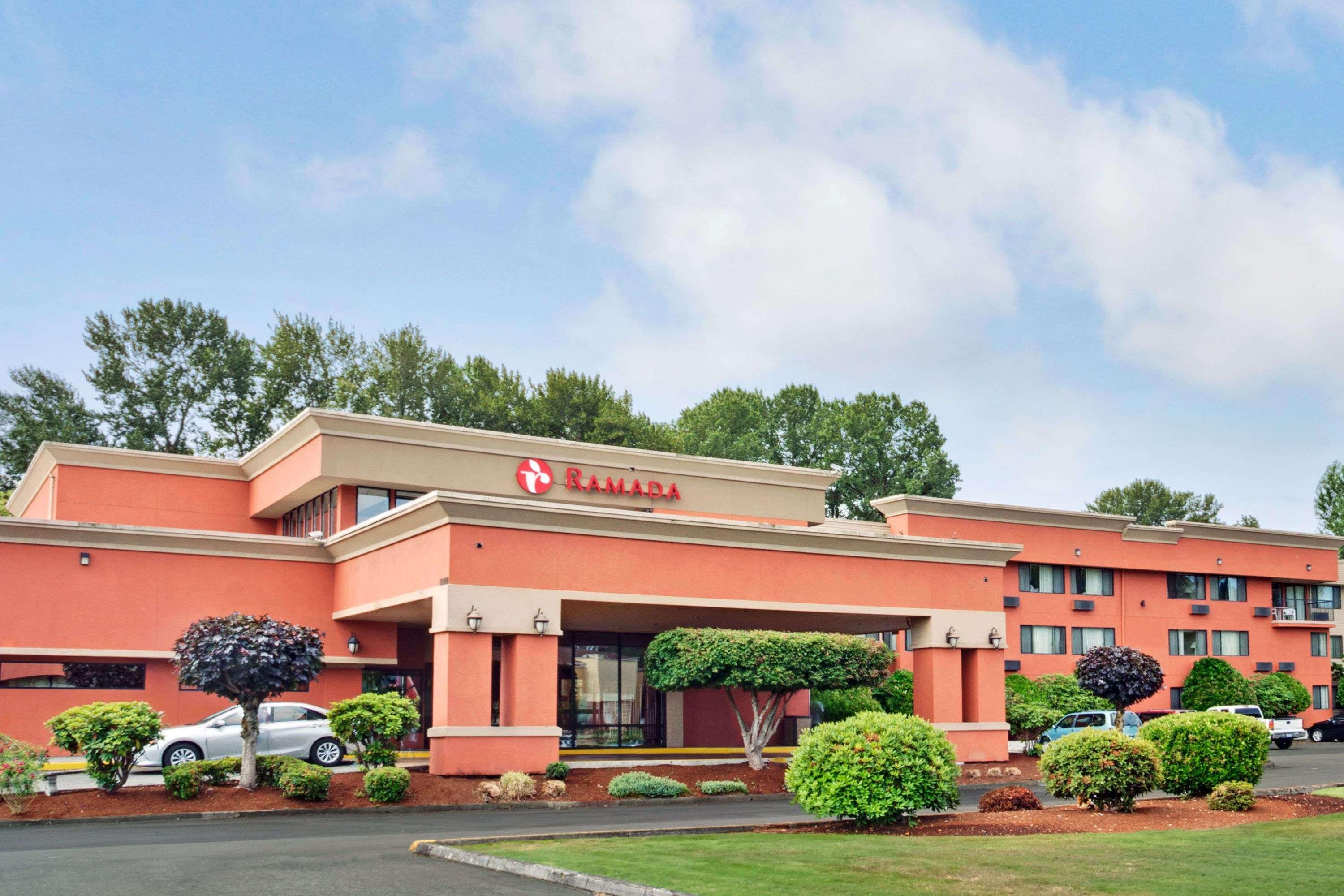 Отель Ramada By Wyndham Tukwila Southcenter Экстерьер фото